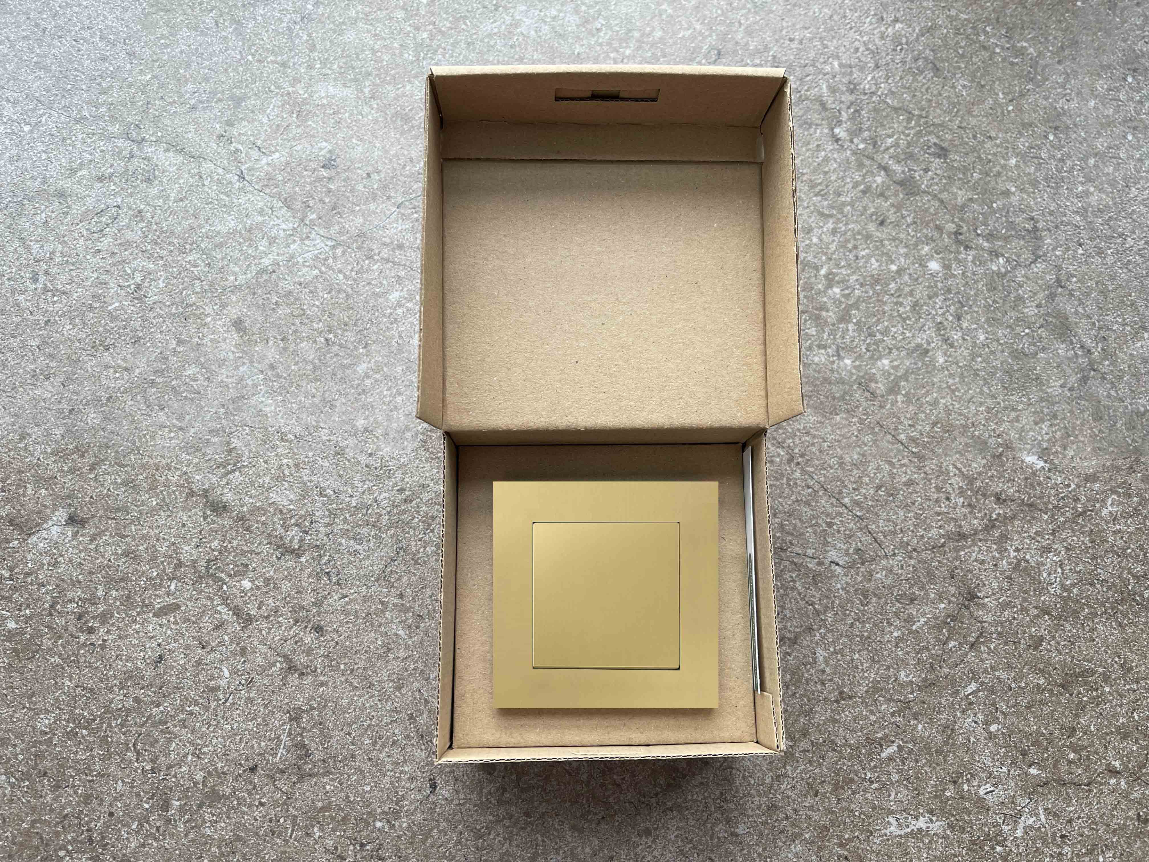 Demo box su CLASSIC BRASS spalvos jung. ir SLIM rėmeliu