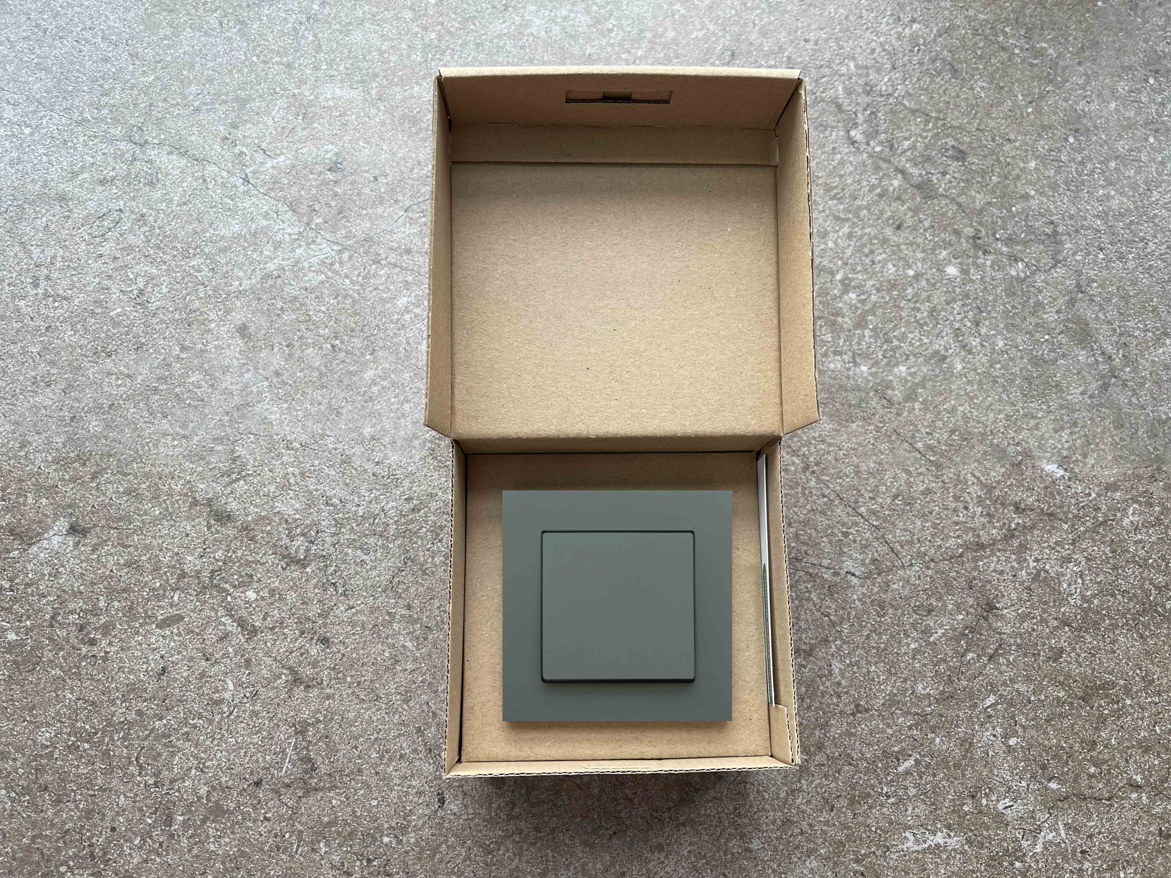 Demo box su COMODORO spalvos jung. ir SLIM rėmeliu