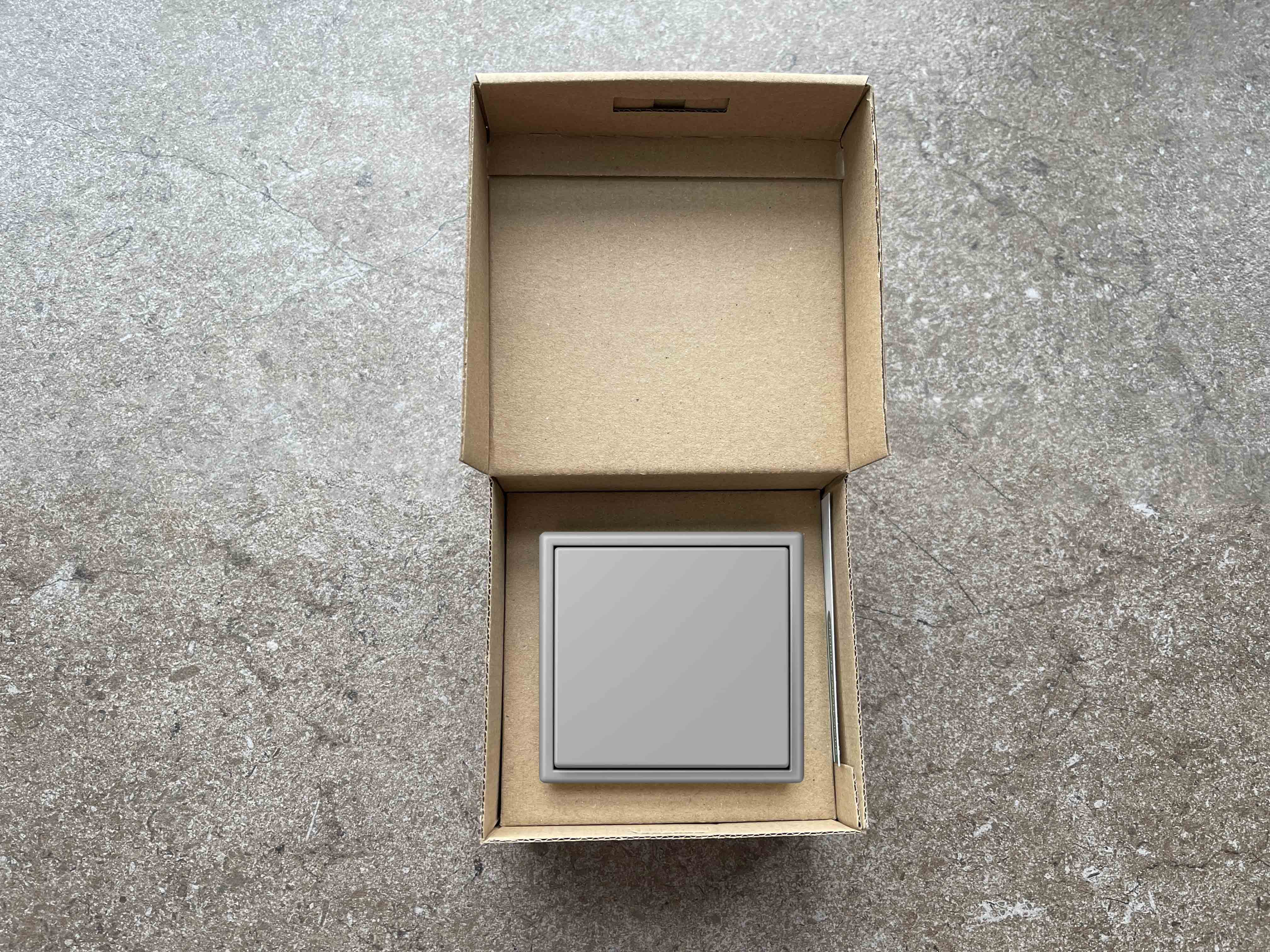 Demo box su SUPERIOR serijos DISCREET GREY spalvos jung. ir rėmeliu